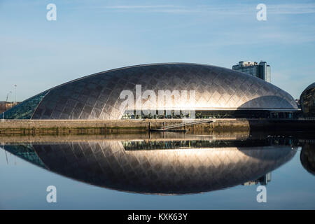 Avis de Glasgow Science Centre North Quay au bord de la rivière Clyde sur hiver ciel bleu, Ecosse, Royaume-Uni Banque D'Images