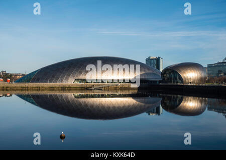 Avis de Glasgow Science Centre North Quay et le cinéma IMAX à côté de Clyde sur hiver ciel bleu, Ecosse, Royaume-Uni Banque D'Images