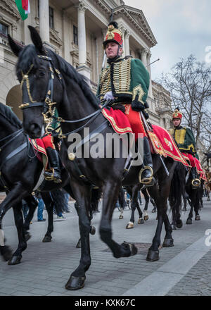 Procession de hussards sur les chevaux pendant le 15 mars parade militaire. Cavalerie hussard en fête traditionnelle sur l'uniforme de National Hongrois. Banque D'Images