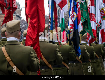 Soldats défilent avec des drapeaux au cours de la parade le 15 mars à Budapest, Hongrie. Défilé militaire sur la fête nationale hongroise. Banque D'Images