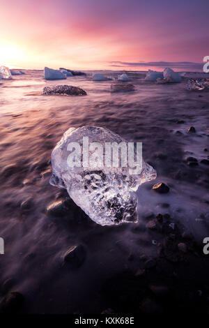 Lever du soleil sur la glace la plage du diamant en Islande. Couleurs magiques ! Banque D'Images
