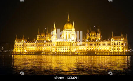 Bâtiment du Parlement européen à nght dans Budapest, Hungary Banque D'Images