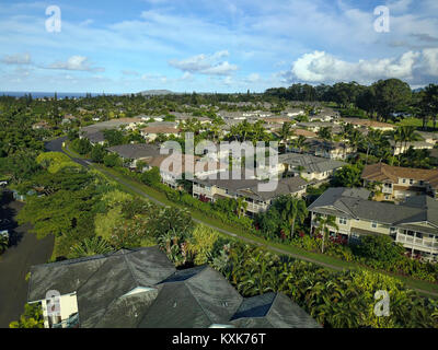 Maisons de villégiature de luxe d'antenne et le golf club. Cher maisons de luxe, resort, condominium et club de golf près de la côte. Paysage verdoyant. Kauai. Banque D'Images