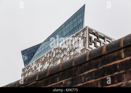 Un vieux mur sur le côté du canal à Birmingham contraste avec la couronne sur le dessus de la nouvelle construction de cube dans le centre-ville. Cet édifice complet Banque D'Images