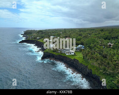 Maisons de villégiature de luxe d'antenne et le golf club. Cher maisons de luxe, resort, condominium et club de golf près de la côte. Paysage verdoyant. Kauai. Banque D'Images