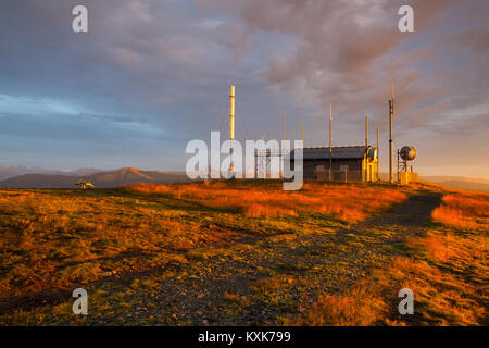 La station de communication et étonnante matin dans les mat Carniques en Autriche.Vue sur les montagnes de Slovénie. Banque D'Images