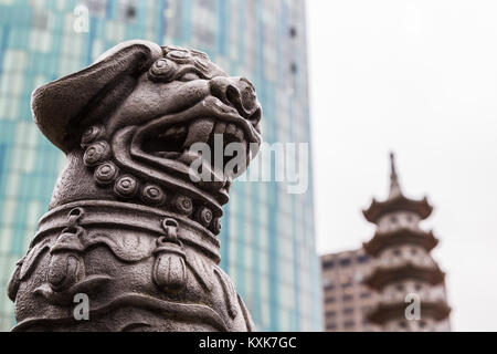 Statue Lion regarde au loin sur un rond point à Holloway Circus à Birmingham. Banque D'Images