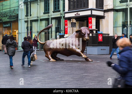 Le Guardian statue en dehors de la centre commercial Bullring Centre à Birmingham. Les six tonnes animal, deux fois la taille d'une vraie vie bull a été créé par la Banque D'Images