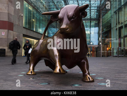 Le Guardian statue en dehors de la centre commercial Bullring Centre à Birmingham. Les six tonnes animal, deux fois la taille d'une vraie vie bull a été créé par la Banque D'Images