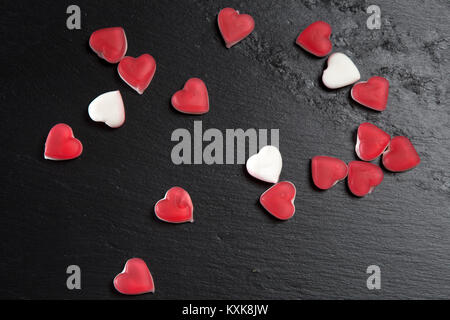 Confiture rouge coeurs sur une plaque en ardoise noire. Valentine's day card Banque D'Images