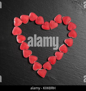 Confiture rouge coeurs sur une plaque en ardoise noire. Valentine's day card Banque D'Images