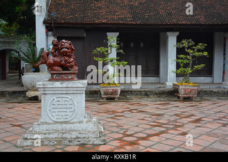 Un tuteur Lion, également appelée Foo Dog, dans le Temple de la littérature à Hanoi, Vietnam Banque D'Images