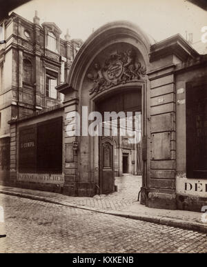 Une photographie historique d’Eugène Atget, prise en 1898, met en valeur le Hôtel Lamoignon à Paris. L’œuvre d’Atget met en lumière l’architecture parisienne et la vie urbaine au tournant du XXe siècle. Banque D'Images