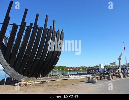 Sculpture d'un vieux bateau de pêche près du port de Svaneke Danemark que sur le maison de vacances île de Bornholm en mer Baltique, au sud de la Suède. Banque D'Images