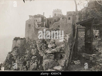Photographie prise le 28 août 1917 montrant le château de Duino détruit, documentant les dommages structurels lors d'événements historiques. Banque D'Images