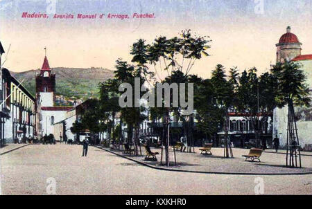Cette photo d'environ 1916 montre l'Avenida Arriaga devant le Baluarte do Castanheiro de la forteresse de São Lourenço à Funchal, Madère. L'image capture les fortifications historiques et le développement urbain au début du XXe siècle. Banque D'Images