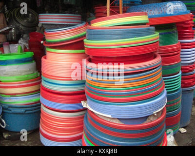 Cette image fait référence à une scène de marché traditionnelle à Hanoi, au Vietnam, montrant une variété de bassins colorés. La scène capture l'atmosphère vibrante du commerce local et les divers produits vendus au marché. Banque D'Images