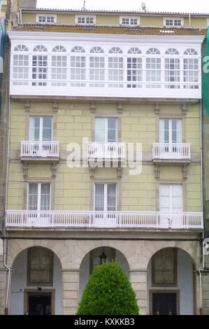 La Plaza de María Pita à A Coruña, en Espagne, est une place importante où figure la statue de María Pita et sert d'espace civique et historique central. Banque D'Images
