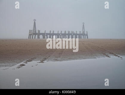 L'ancienne jetée au St Annes couverte en hiver le brouillard Banque D'Images