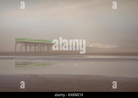 St Anne's pier Misty, vue de la plage, dans le brouillard d'hiver Banque D'Images