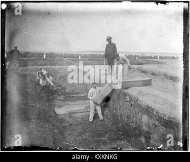 Une tranchée au champ du potier sur Hart Island, vers 1890 par Jacob Riis Banque D'Images