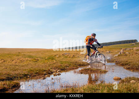 Mountain biker éclaboussant par un gué sur Crosby Ravensworth est tombé dans le Yorkshire Dales National Park Banque D'Images