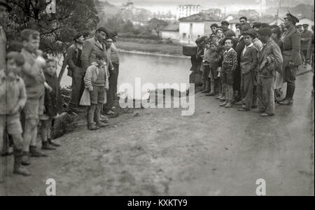 Cette photographie du car-Kutxa Fototeka montre un accident de voiture dans lequel un véhicule est tombé d'un pont. Il capture les conséquences de l'accident, en mettant l'accent sur les risques associés aux accidents de la route et à la sécurité routière. Banque D'Images