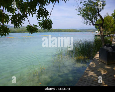 Le lac de Banyoles (Estany de Banyoles) en Catalogne, en Espagne, est le plus grand lac naturel de la région, formé par un effondrement karstique/tectonique, mesurant environ 2,1 km sur 0,75 km, et a accueilli des épreuves d'aviron pour les Jeux olympiques de Barcelone de 1992. Banque D'Images