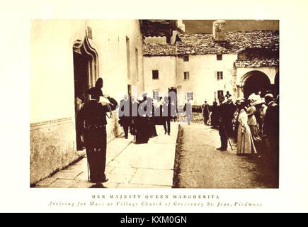 Une image de 1911 montrant la reine Margherita de Savoie arrivant pour la messe à l'église du village de Gressoney-Saint-Jean dans le Piémont, Italie, représentant la présence royale dans un cadre religieux. Banque D'Images