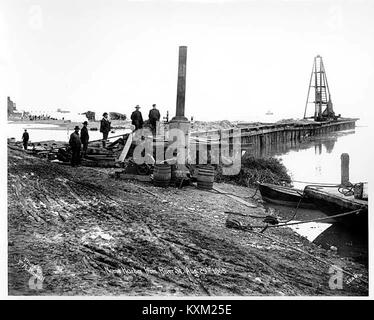 Cette photographie historique capture une vue de la plage et du port depuis River Street à Nome, Alaska, le 29 août 1905. L'image montre l'activité animée du front de mer et maritime à Nome au début du XXe siècle. Banque D'Images