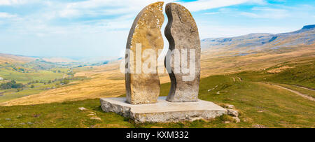 Couper l'eau sculpture par Mary Bourne au-dessus de la vallée de la région de Cumbria. Mallerstang Il fait partie de l'Eden Benchmarks projet. Banque D'Images