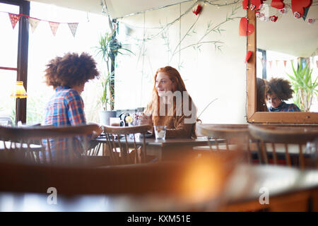 Friends relaxing in coffee shop Banque D'Images