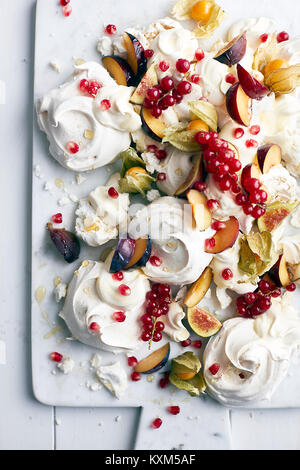 Des meringues,avec des figues et des baies, overhead view Banque D'Images