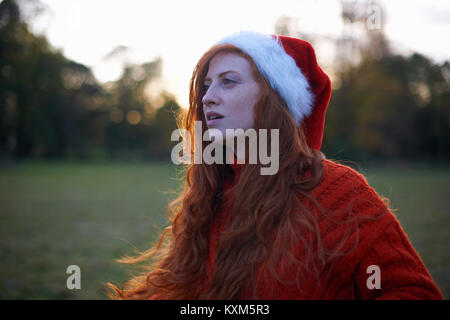 Jeune femme en milieu rural,wearing Santa hat Banque D'Images