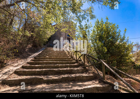 Vue de l'ancien escalier menant à une petite église Banque D'Images