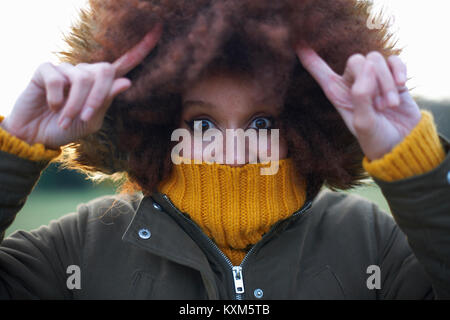 Portrait of young woman outdoors,enveloppé au chaud Banque D'Images