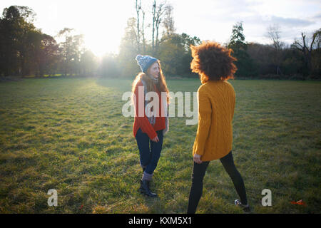 Deux jeunes femmes, en milieu rural, face à face Banque D'Images