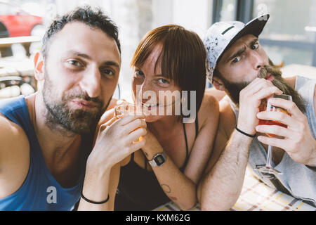 Portrait de trois jeunes amis hipster drinking cocktails Banque D'Images