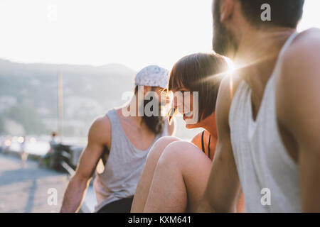 Trois jeunes amis hipster sur le bord de mer,Lac de Côme, Lombardie, Italie Banque D'Images