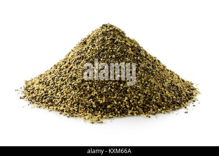 Une pile de poivre noir moulu finement isolé sur blanc. Banque D'Images
