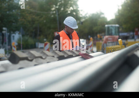 Ingénieur routier par des tuyaux permanent Banque D'Images