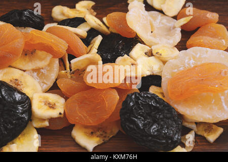 Close up de différents fruits secs sur fond de bois. L'alimentation saine Banque D'Images