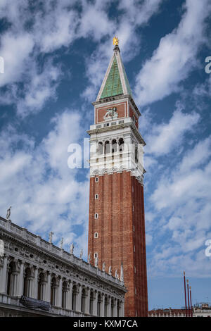 Le clocher de la basilique Saint-Marc dans la place San Marco à Venise, Vénétie, Italie, Europe, Banque D'Images