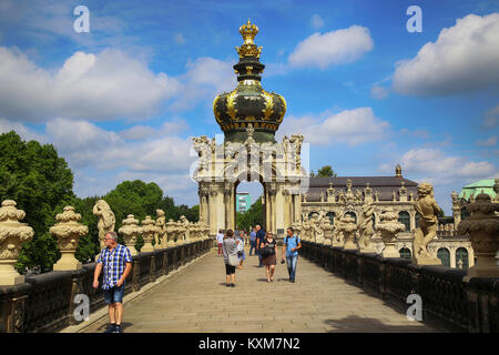 Dresde, Allemagne - 13 août 2016 : les touristes à pied et visiter la Dresdner Zwinger, reconstruite après la seconde guerre mondiale, le palais est aujourd'hui le plus visité m Banque D'Images