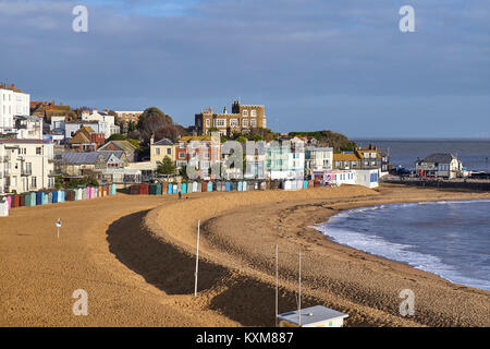 Broadstairs Viking bay et le port avec le Fort House en arrière-plan Banque D'Images