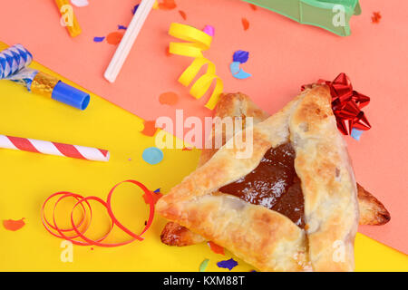 Vue de dessus de l'arrière-plan avec Pourim et costumé et hamantaschen cookies. Fête de Pourim concept Banque D'Images