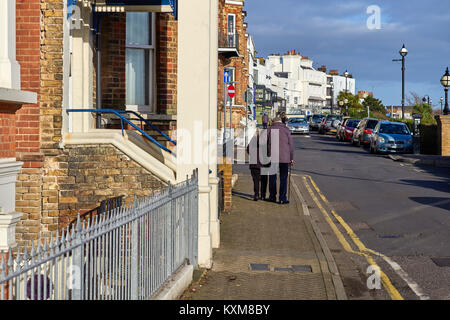 Couple de retraités autour de Broadstairs, Kent avec man leaning on woman Banque D'Images