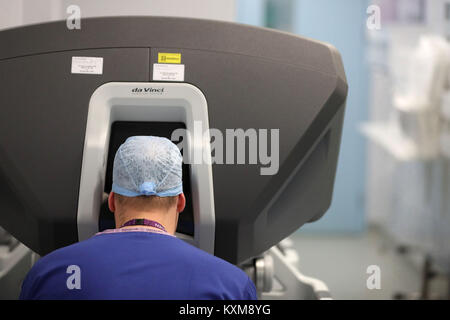 Le duc de Cambridge a l'air à travers un double console du da Vinci, le chirurgien tandis que le plomb Vin Paleri (hors cadre) effectue une base langue robotisée chirurgie hemiglossectomy sur patient Anne White, 67 ans, lors de sa visite à la Royal Marsden NHS Foundation Trust de Londres. Banque D'Images