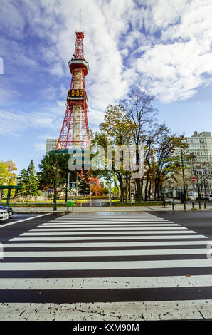 Le Sapporo TV Tower, construit en 1957, est une tour de télévision haute 147.2m avec une plate-forme d'observation à une hauteur de 90.38m. Situé sur le terrain du Parc Odori. Banque D'Images