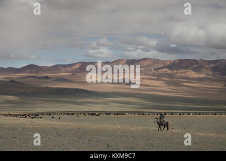 Goat keeper cavalier berger des montagnes enneigées de l'hiver mongol Banque D'Images
